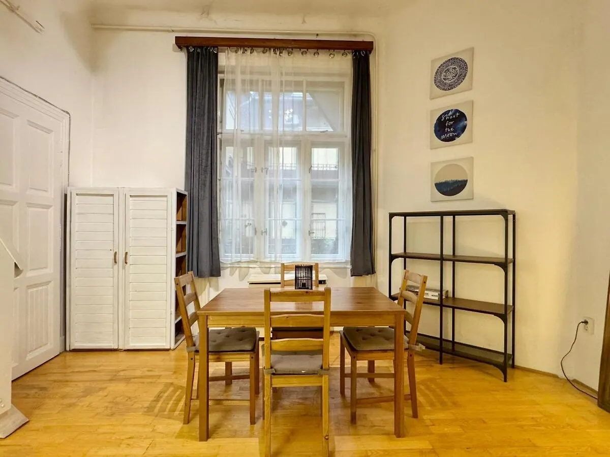 Apartment K16 Central Spacious 2Br Budapest